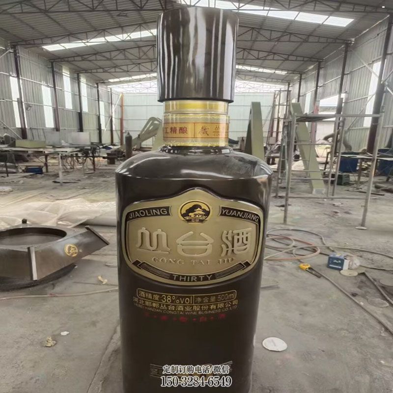各类酒瓶雕塑 雕塑主题定做 门口玻璃钢酒瓶订做