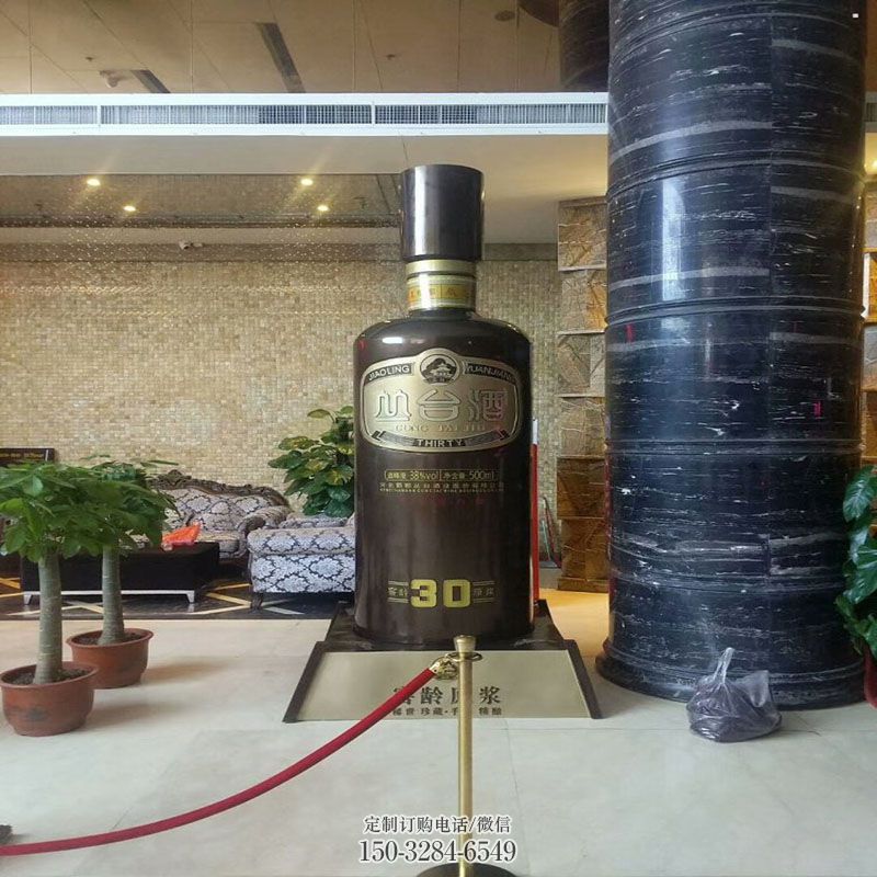 钢铸洋酒瓶雕塑 烤漆瓶子雕塑制造商 户外雕塑摆放制作