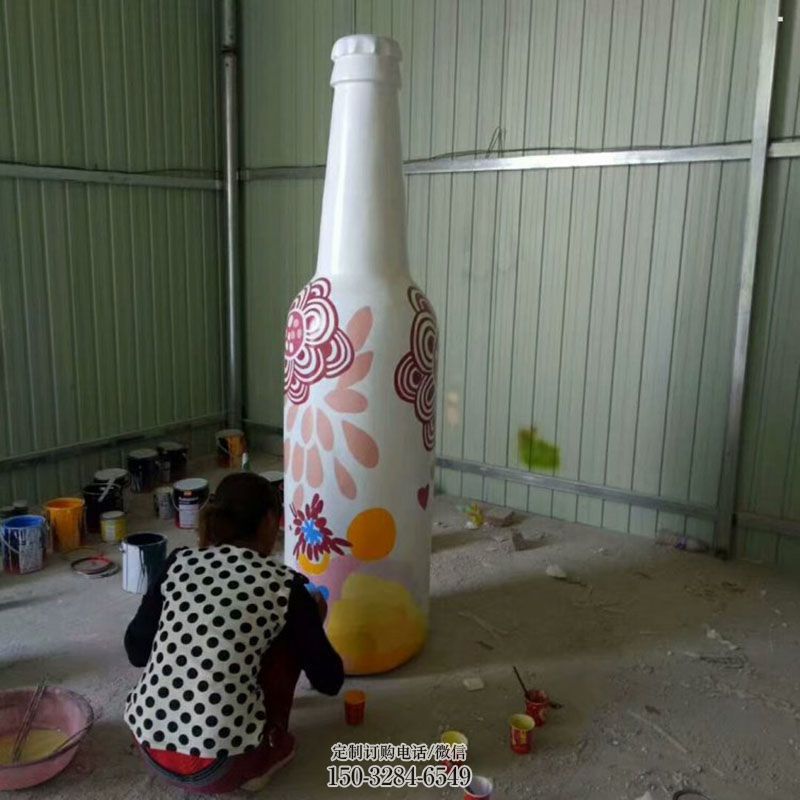 镜面啤酒瓶雕塑 园林瓶子雕塑摆件订做 城市广场雕塑提供