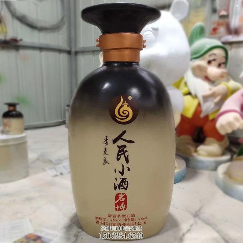 酒瓶雕塑抽象 公园景观雕塑供求 烤漆玻璃钢酒瓶制造商